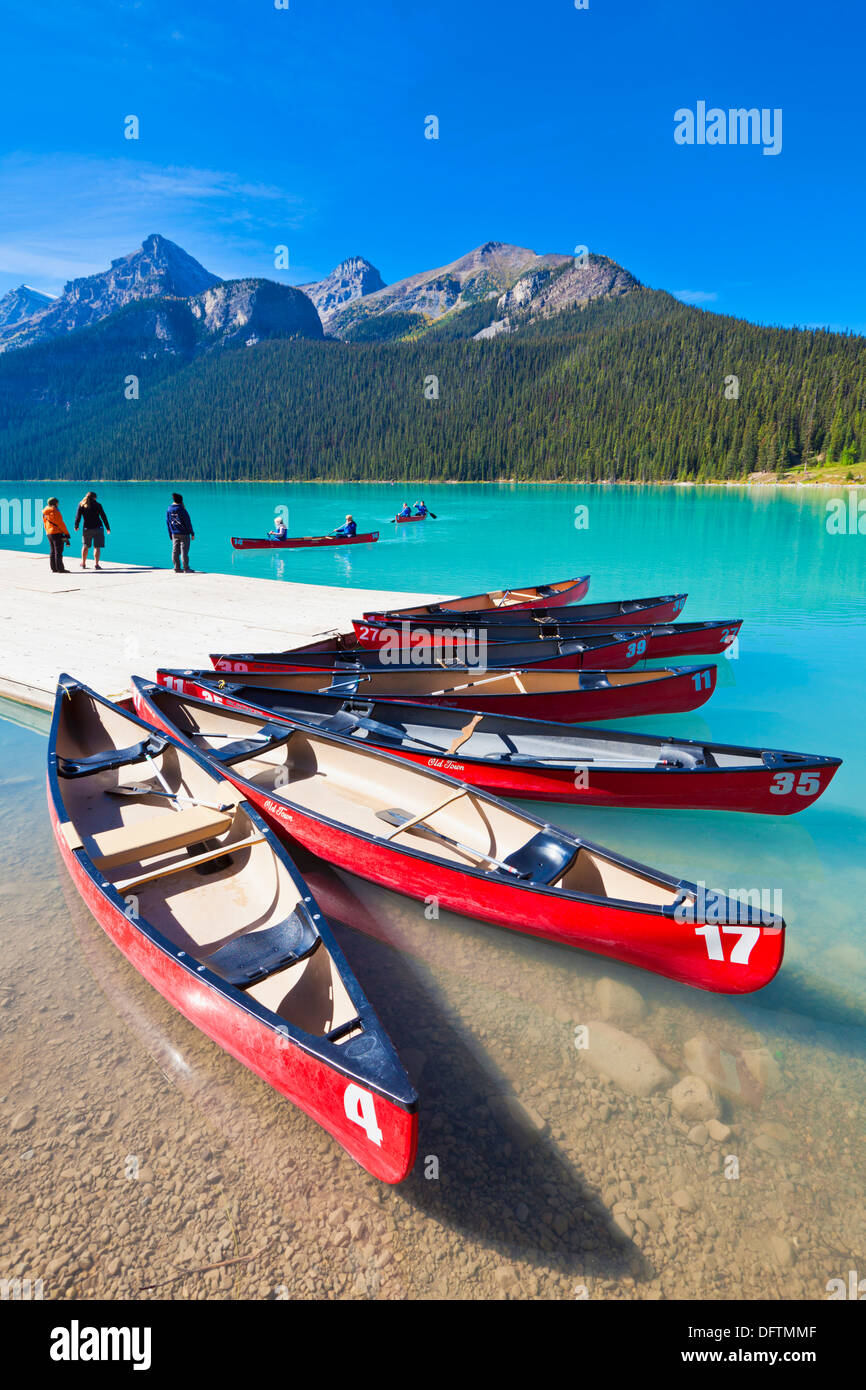 Rojo para alquilar canoas en el Lago Louise, Parque Nacional de Banff Alberta Canadian Rockies Canadá Foto de stock