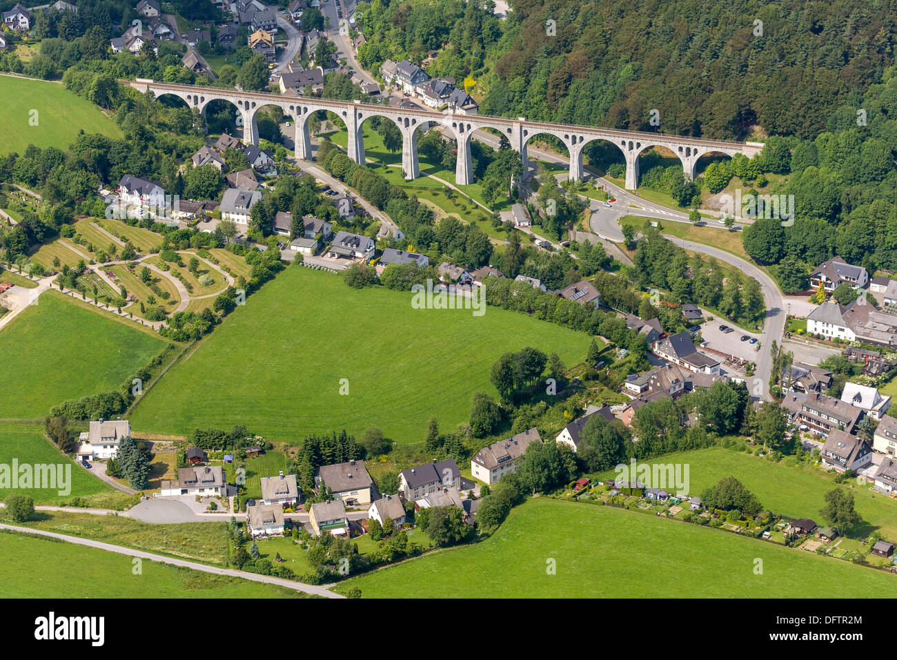 Vista aérea del viaducto, Stryck, Willingen, Willingen - Upland, Hesse, Alemania Foto de stock