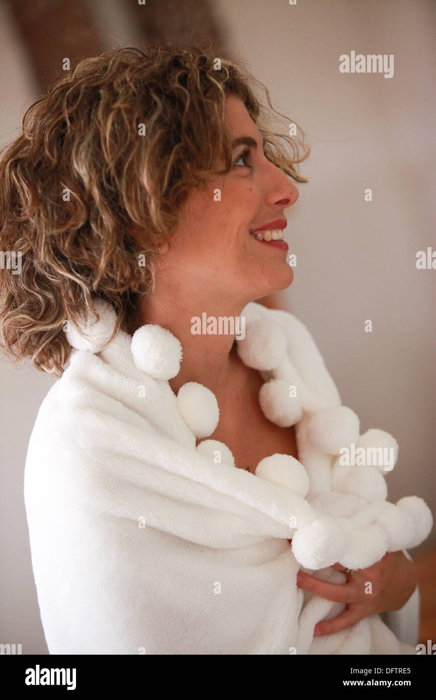 Mujer sonriente con un vestido blanco en un modelo de liberación de spa disponibles Foto de stock