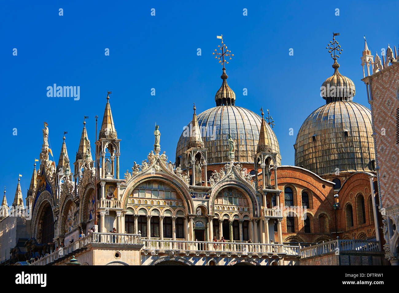 De arquitectura gótica y románica de las cúpulas de la Basílica de San Marcos, en Venecia, Italia, Venezien Foto de stock