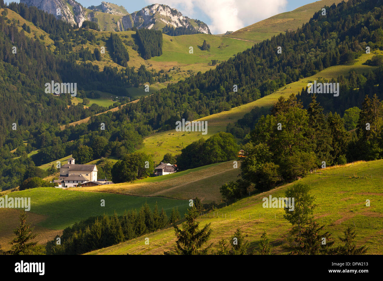 La iglesia en la aldea alpina de Montmin con Le Bois de fondo Foto de stock