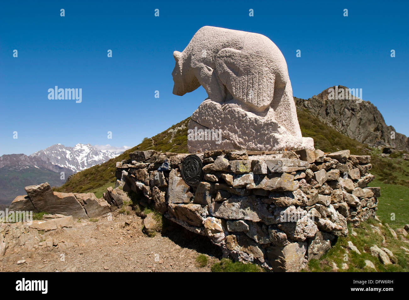 El monumento al oso Mirador de Llesba Puerto de San Glorio Cantabria España  Fotografía de stock - Alamy