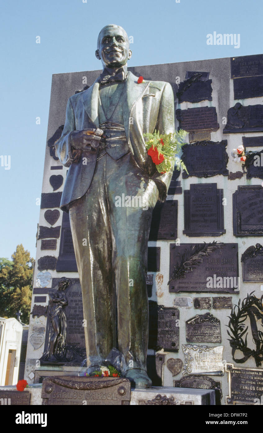 Estatua de Carlos Gardel en su tumba en el cementerio de la Chacarita