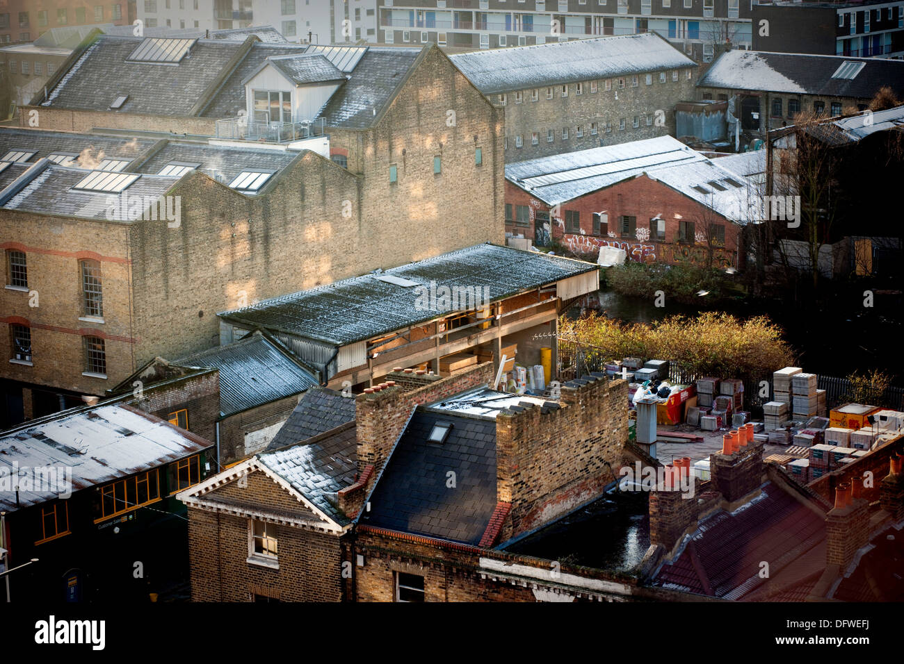 Con buardillas Tejados y chimeneas en East London, England, Reino Unido, Buardillas tejados y chimeneas en el este de Londres, Inglaterra, Reino Unido. Foto de stock