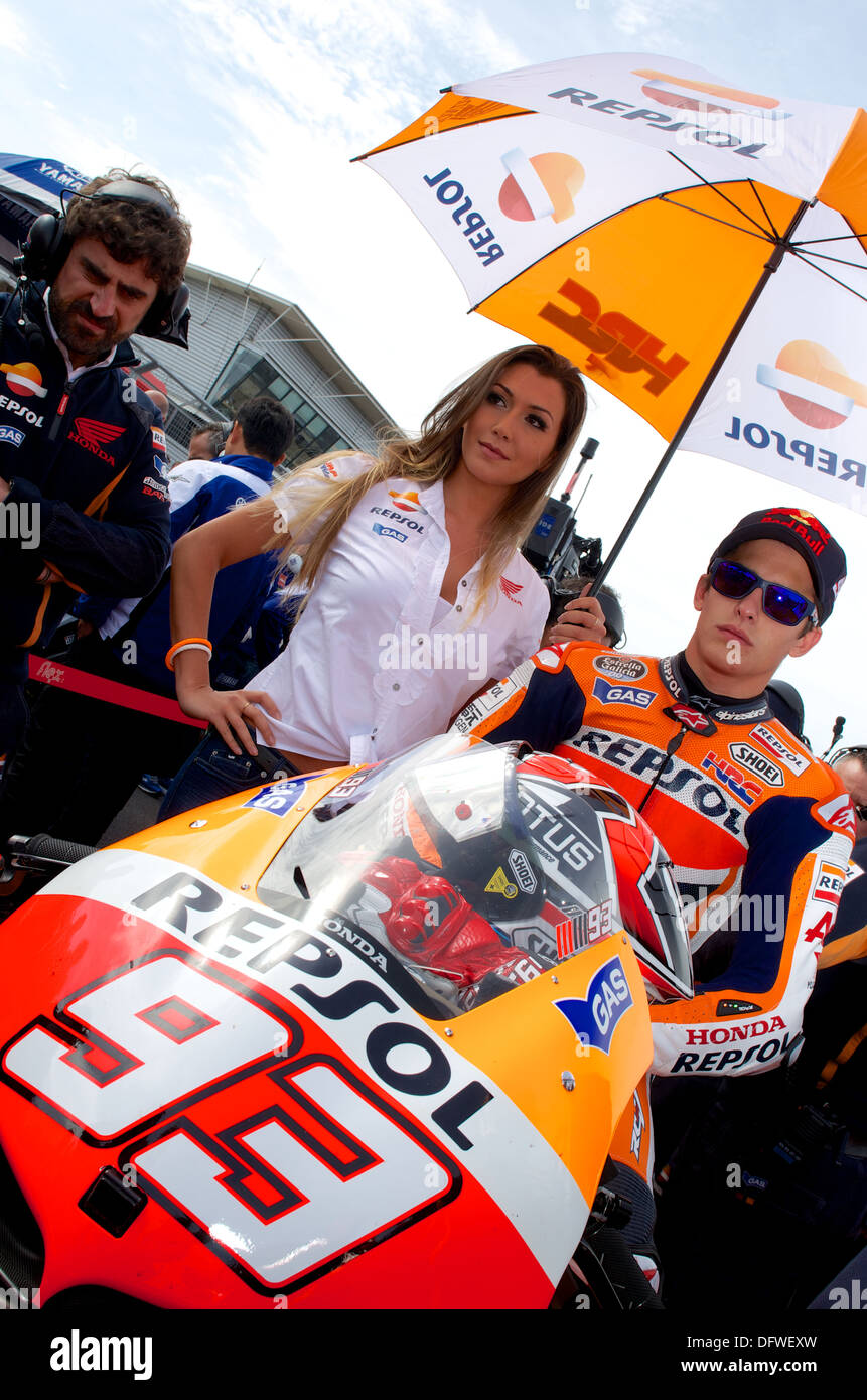 Mark Márquez espera en su Repsol Honda MotoGP en bicicleta en la parrilla  de salida de Silverstone con su niña de cuadrícula Fotografía de stock -  Alamy