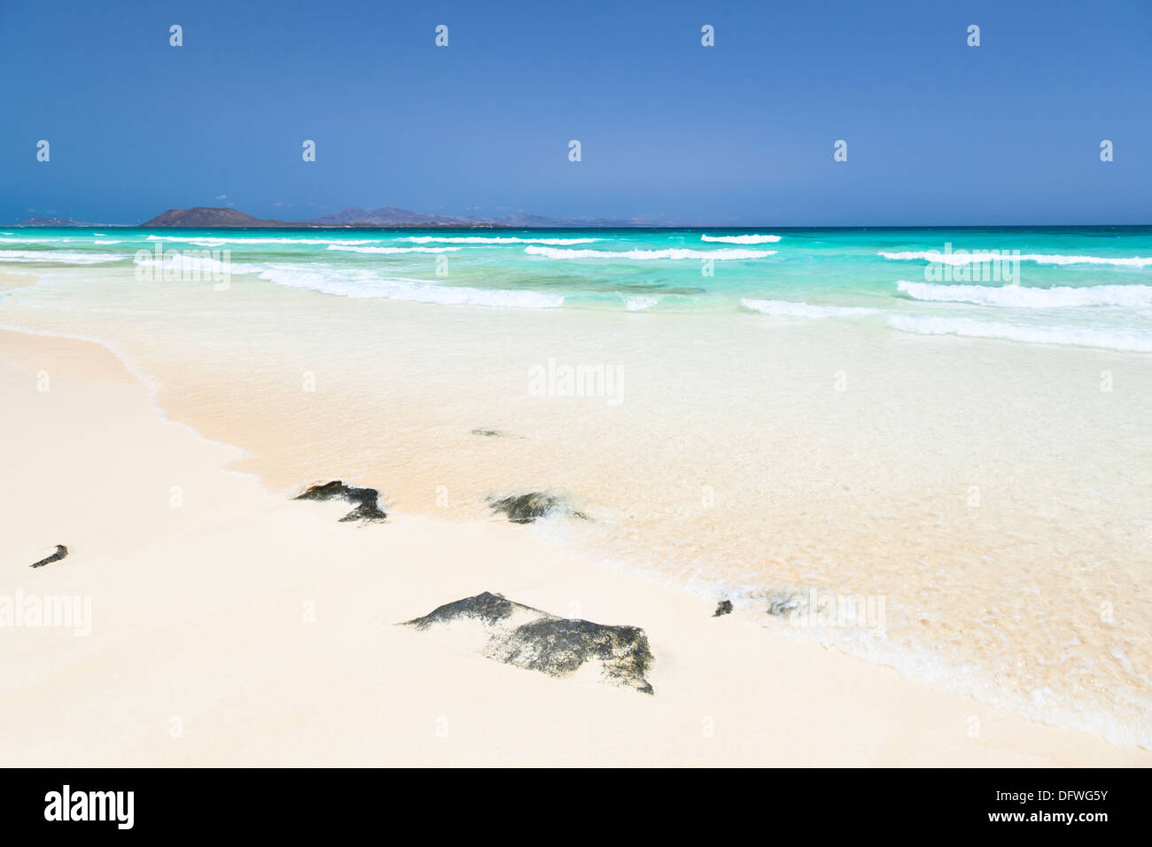 Playa de las Dunas de Corralejo, en Fuerteventura, una perfecta playa de  arena blanca con aguas color turquesa y azul cielo Fotografía de stock -  Alamy
