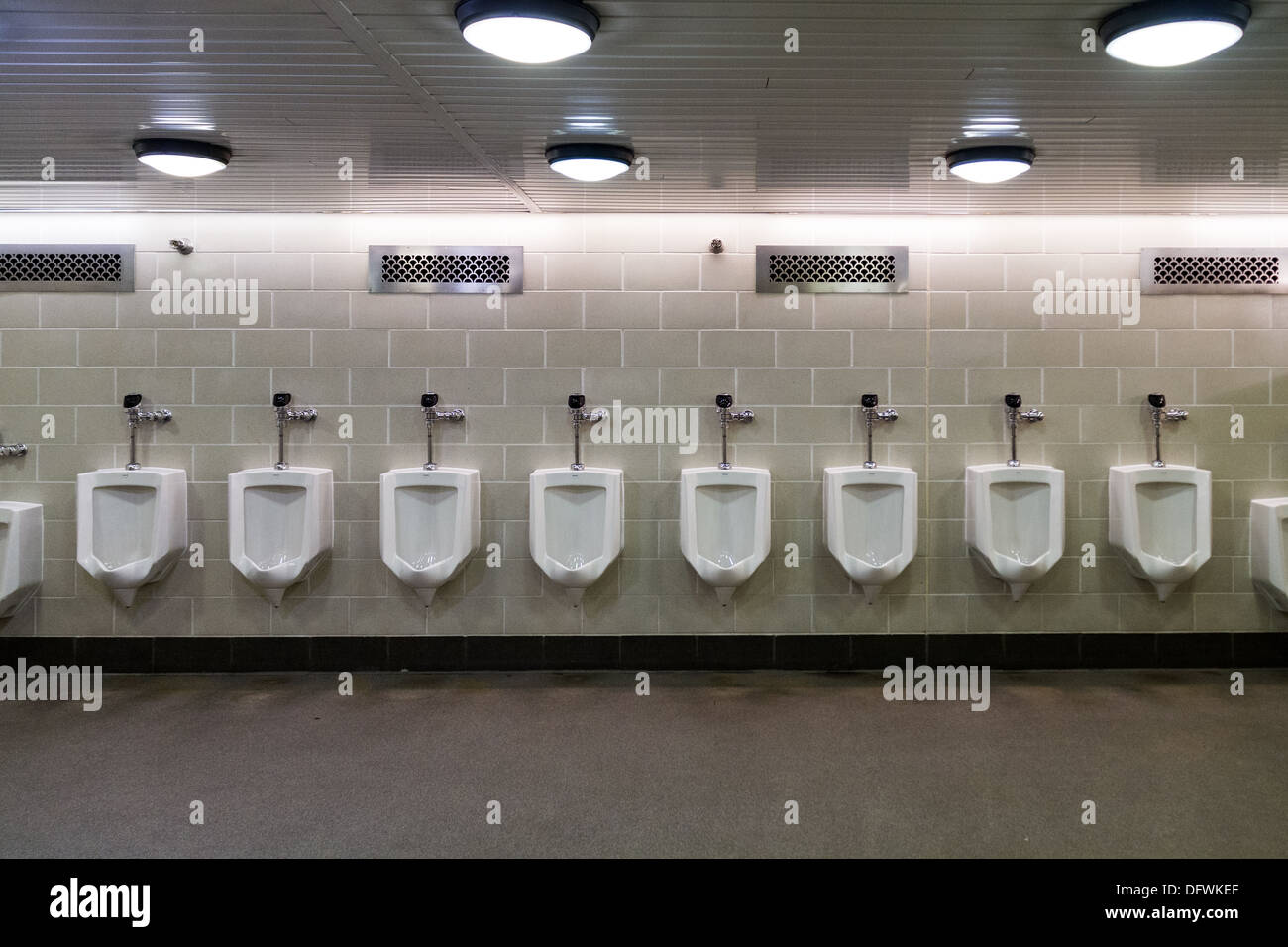 Conveniencia pública urinarios Foto de stock