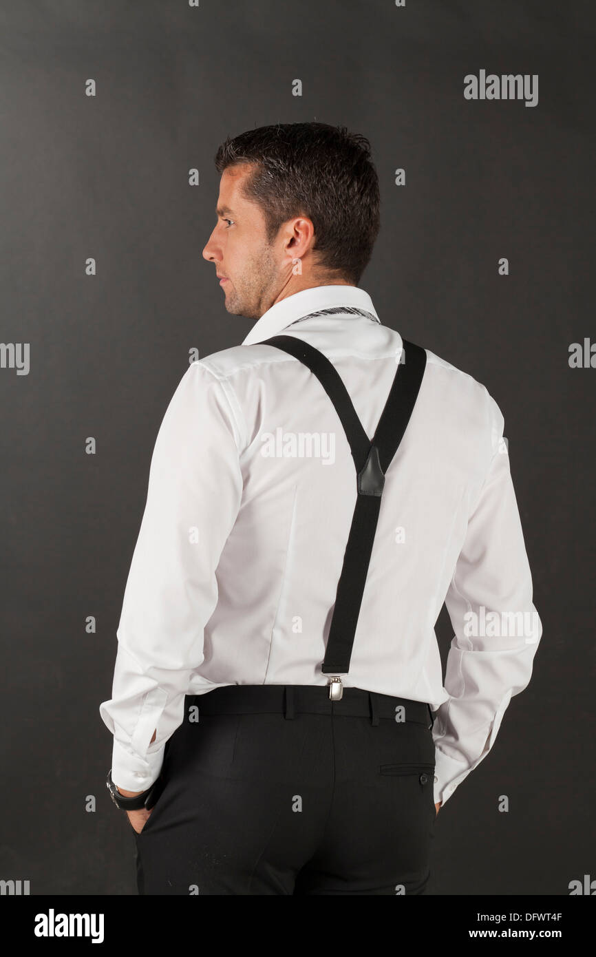 El hombre con la camisa blanca y corbata negra con tirantes blancos  Fotografía de stock - Alamy