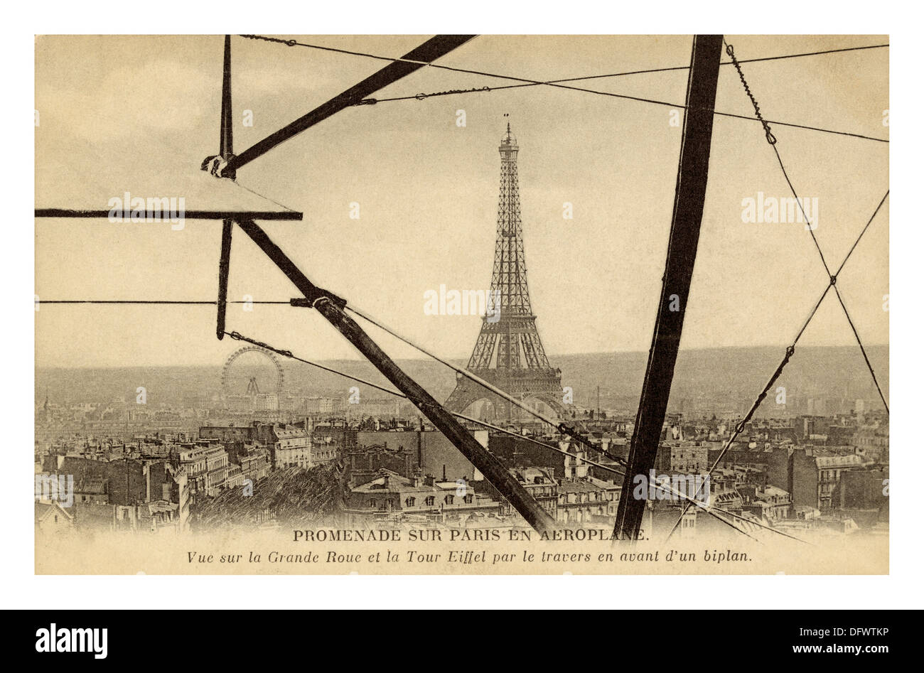 VUELO CLÁSICO TORRE EIFFEL de 1900 Histórico B&W de la Torre Eiffel de París visto desde un biplano temprano c1904 Francia Foto de stock