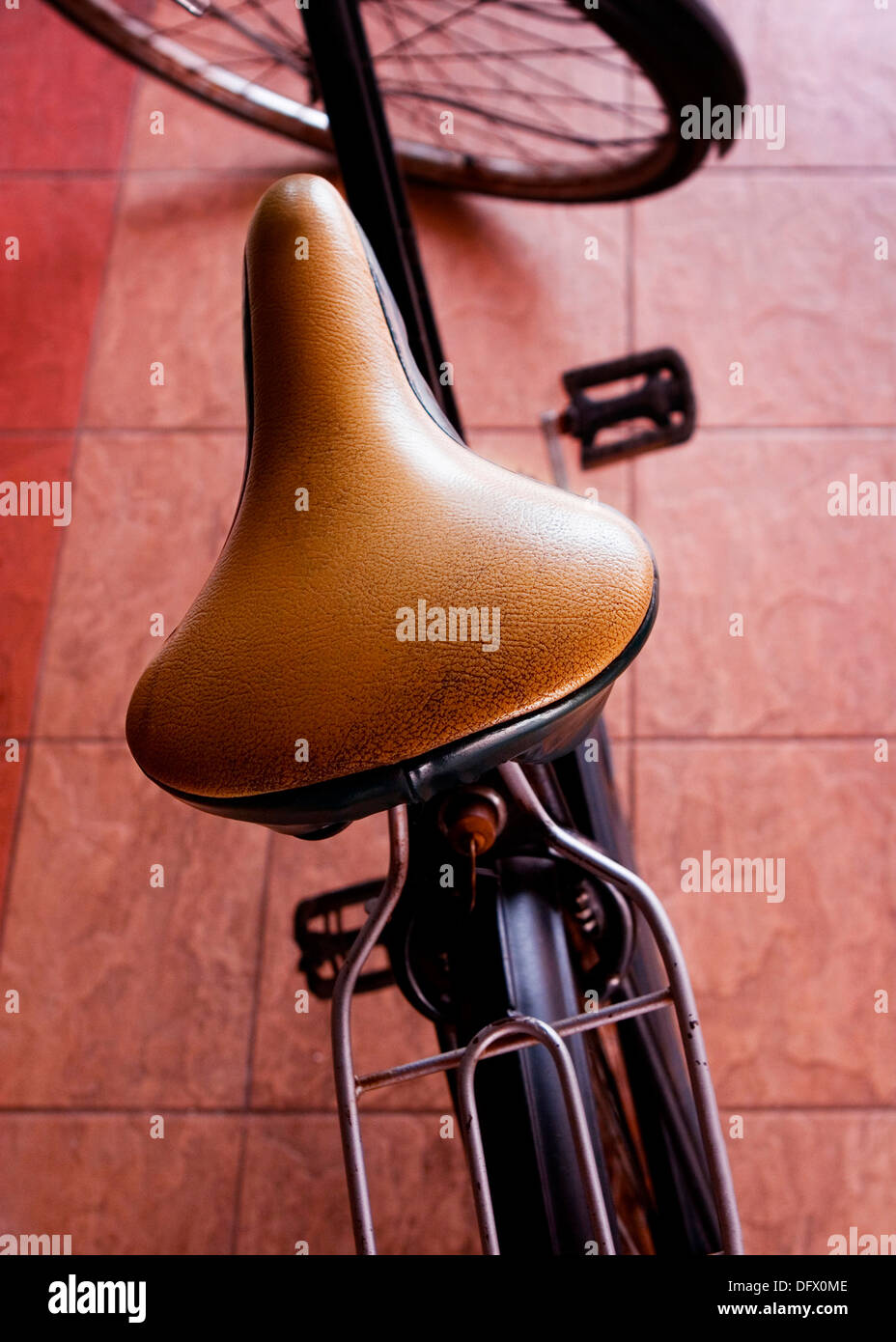 Asiento de bicicleta de cuero marrón fotografías e imágenes de alta  resolución - Alamy