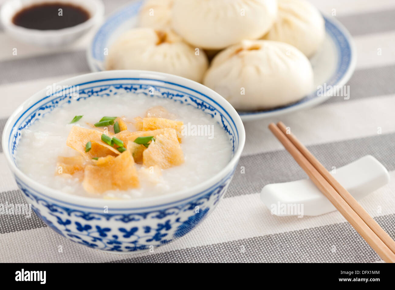 Comida china gachas de arroz y panecillos cocidos Foto de stock