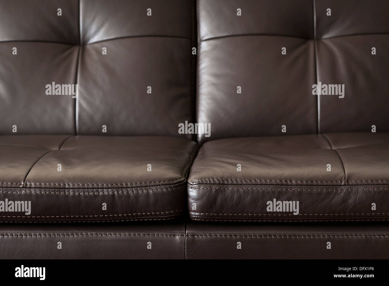 Primer plano de un lujoso sillón de cuero marrón caro Foto de stock