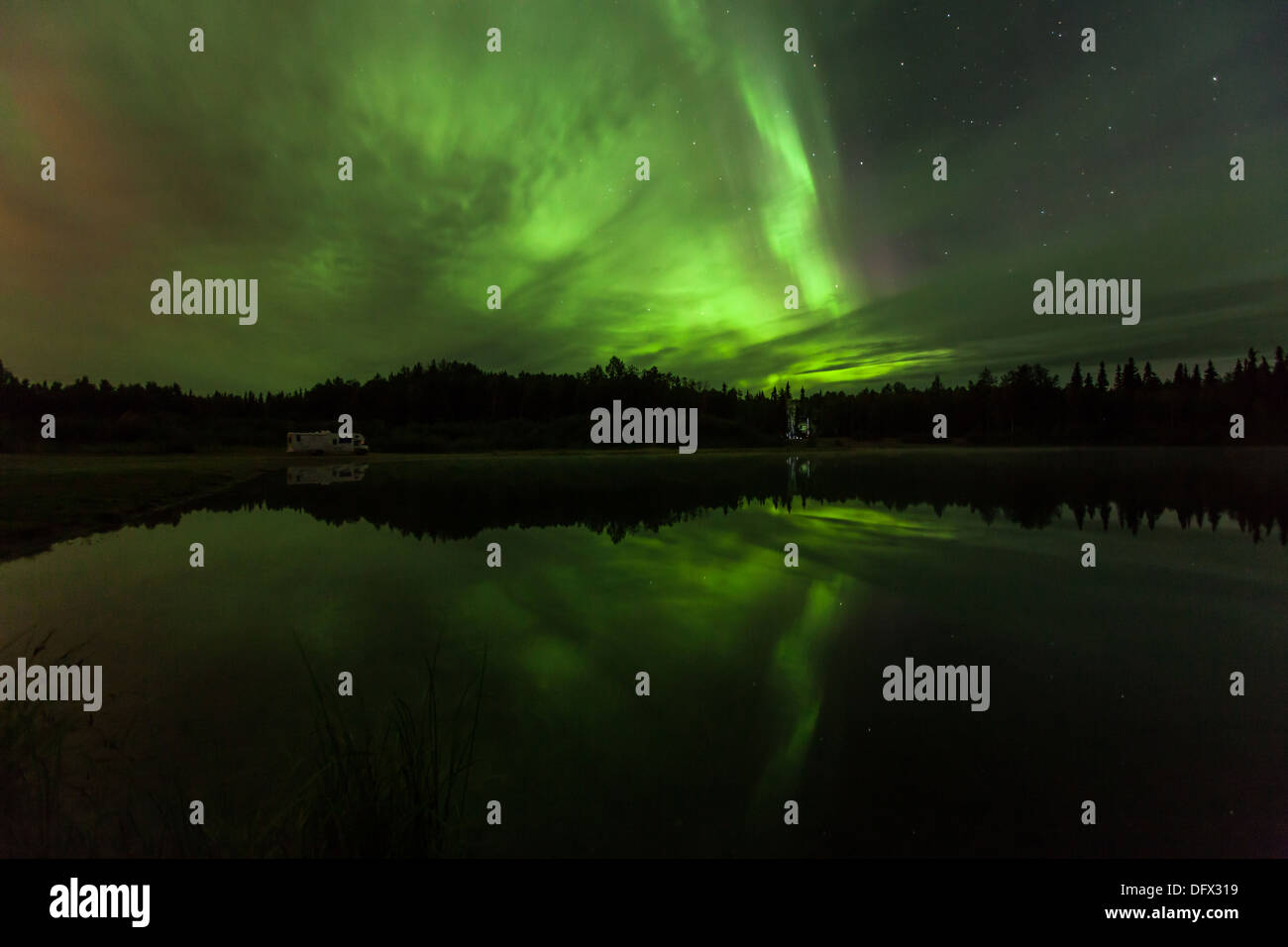 Vivid Northern Lights reflexión sobre Olnes estanque en Fairbanks, Alaska Foto de stock