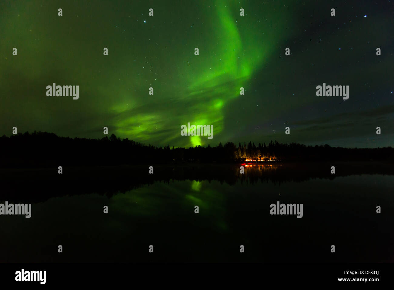 Vivid Northern Lights reflexión sobre Olnes estanque en Fairbanks, Alaska Foto de stock