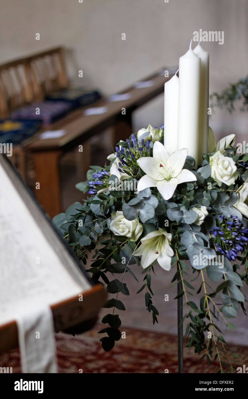 Arreglos florales para iglesias fotografías e imágenes de alta resolución -  Alamy