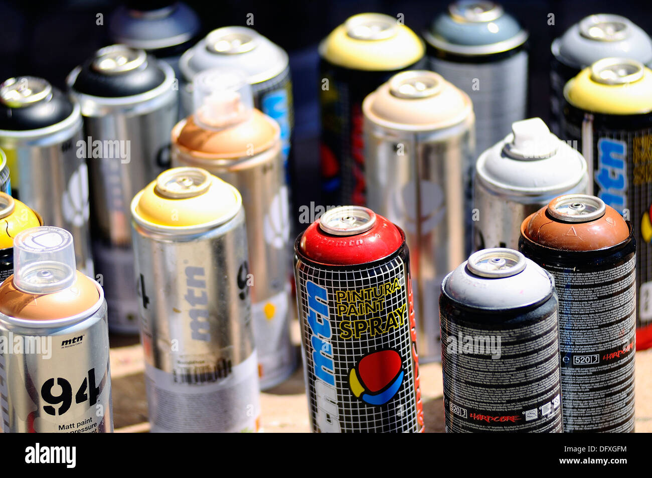 Las latas de aerosol para pintar graffiti Fotografía de stock - Alamy