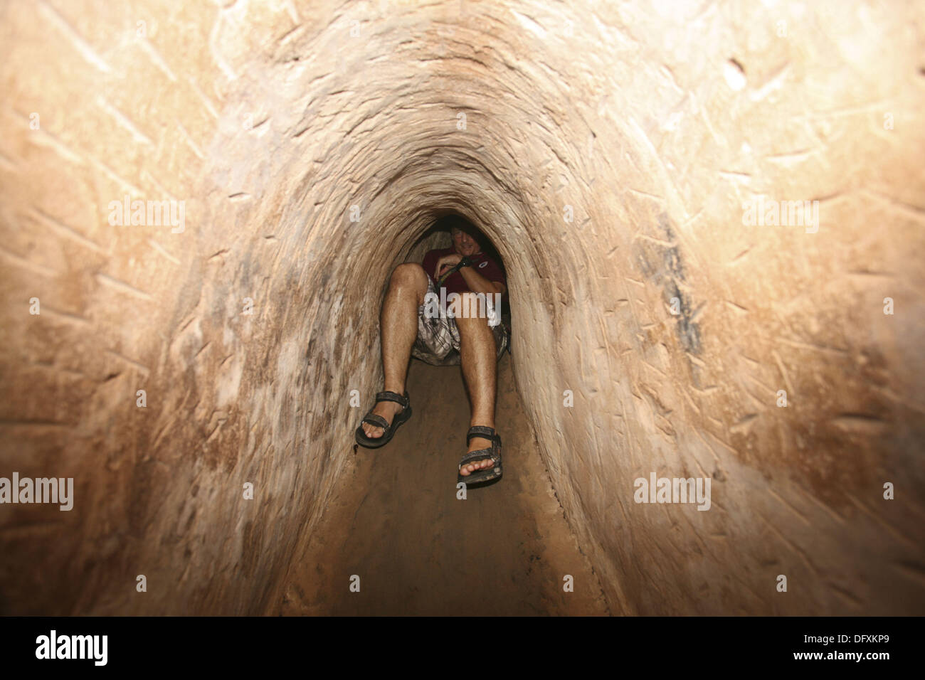 Hombre en un túnel Cu Chi, Vietnam Fotografía de stock - Alamy
