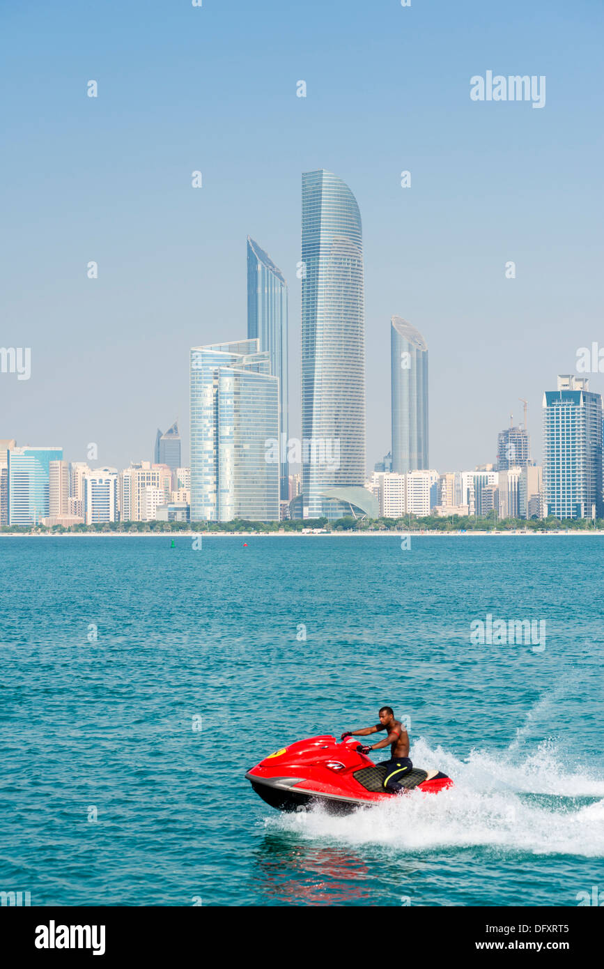 Skyline de Abu Dhabi, en los Emiratos Árabes Unidos, EAU Foto de stock