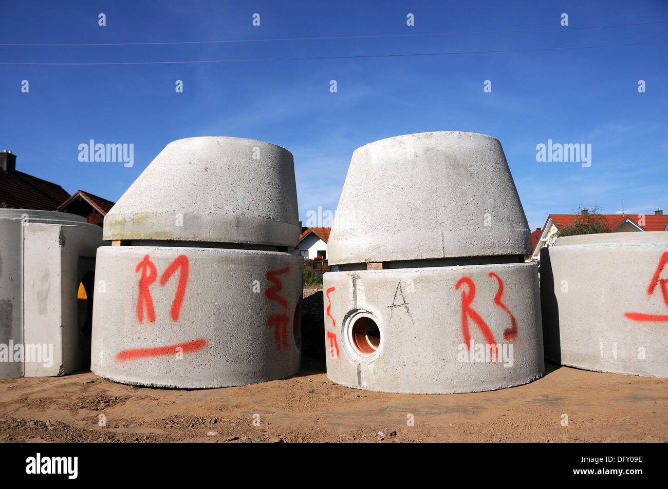 Fundición de hormigón para el tendido de tuberías de alcantarillado están  listos Fotografía de stock - Alamy