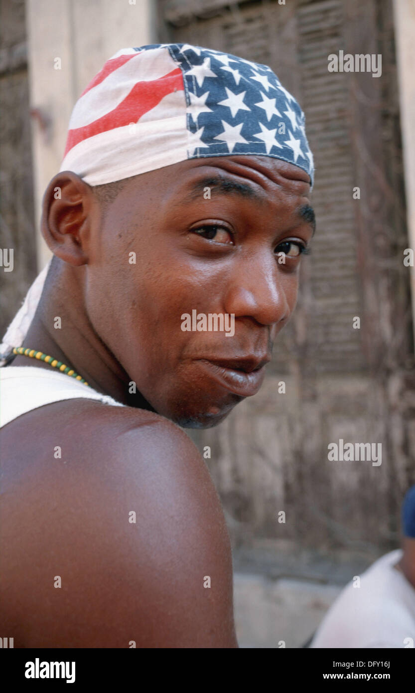Hombre joven cubano con USA un pañuelo Fotografía de stock - Alamy