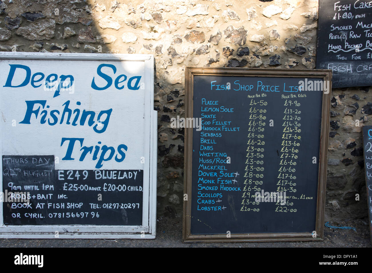 Anuncio para la pesca submarina en cerveza, Devon, Inglaterra, Reino Unido. Foto de stock