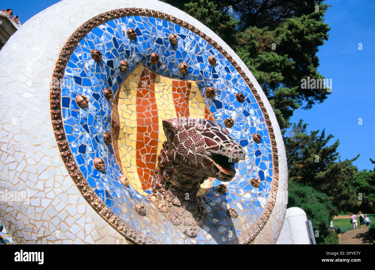 Mosaicos decorativos con elementos catalán en el Parque Güell, de Gaudí (1900-1914). Barcelona. España Foto de stock