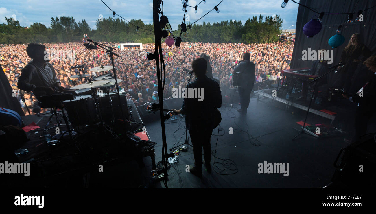 Concierto en el parque, "de monstruos y hombres" actuar en el escenario, Reykjavik, Iceland Foto de stock