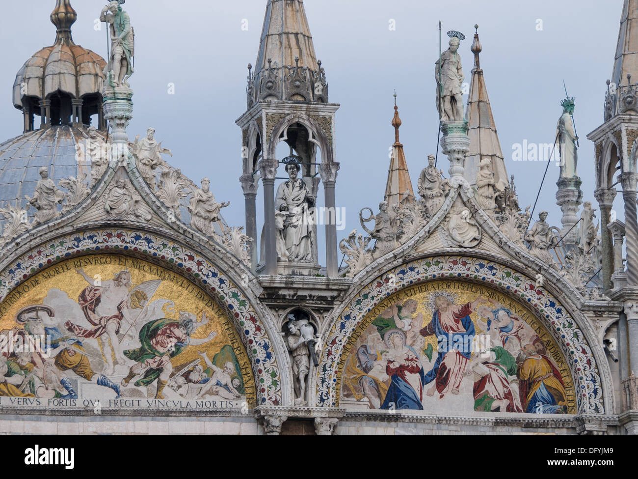 Los mosaicos de la fachada de la catedral de Venecia - Basilica di San Marco - que representan escenas de la biblia Foto de stock