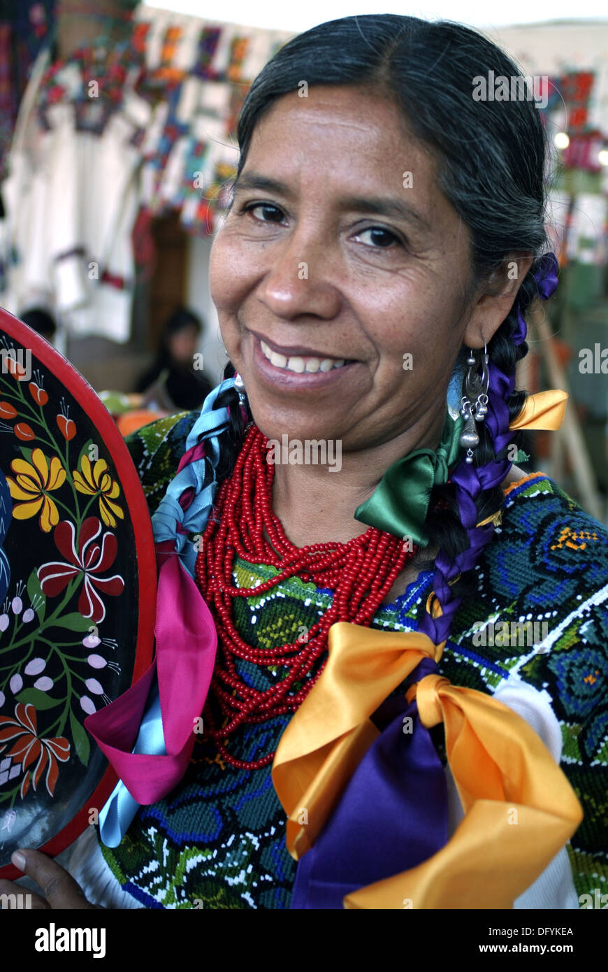 MUJER PURÉPECHA. MUJER PURÉPECHA CON ANU BATEA LAQUEADA Fotografía de