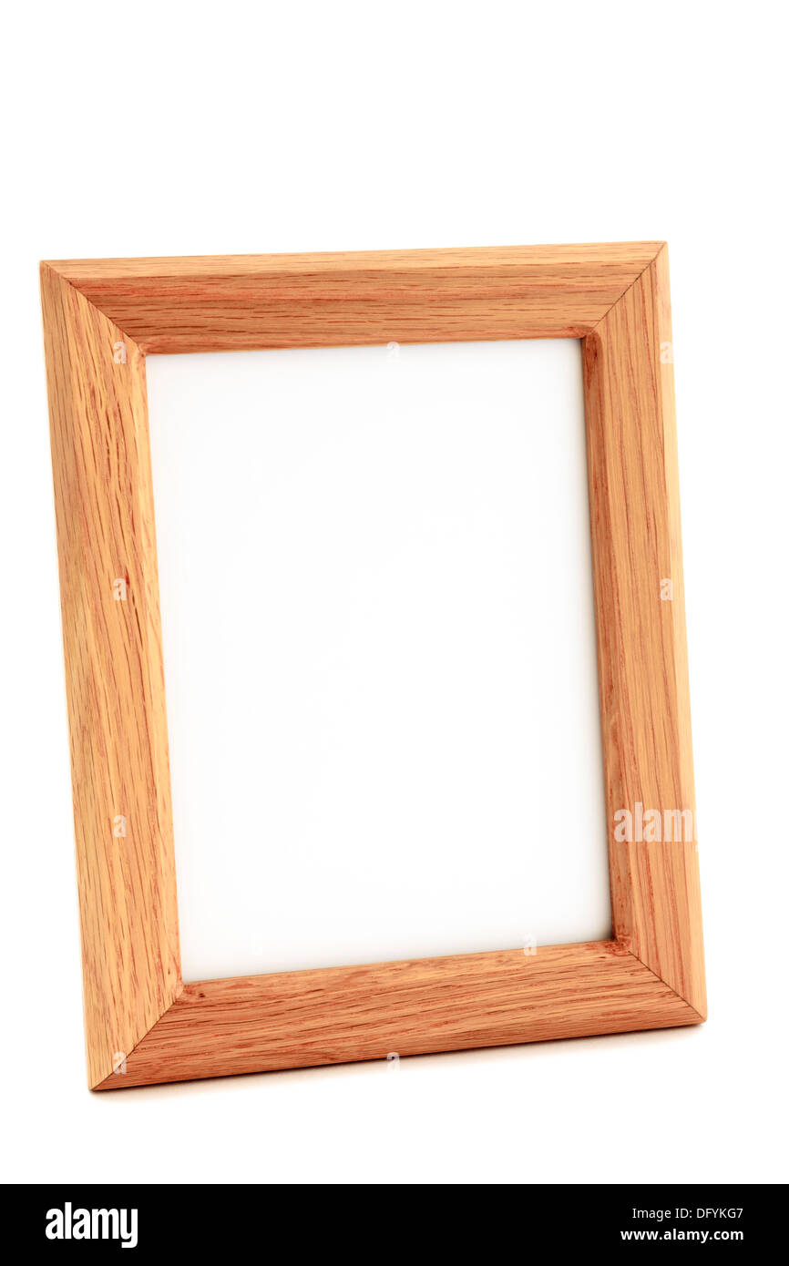 Vacías rectangulares de madera marco de imagen en blanco hecha de madera de roble de cerca y aislado sobre un fondo blanco en un ángulo oblicuo. Foto de stock
