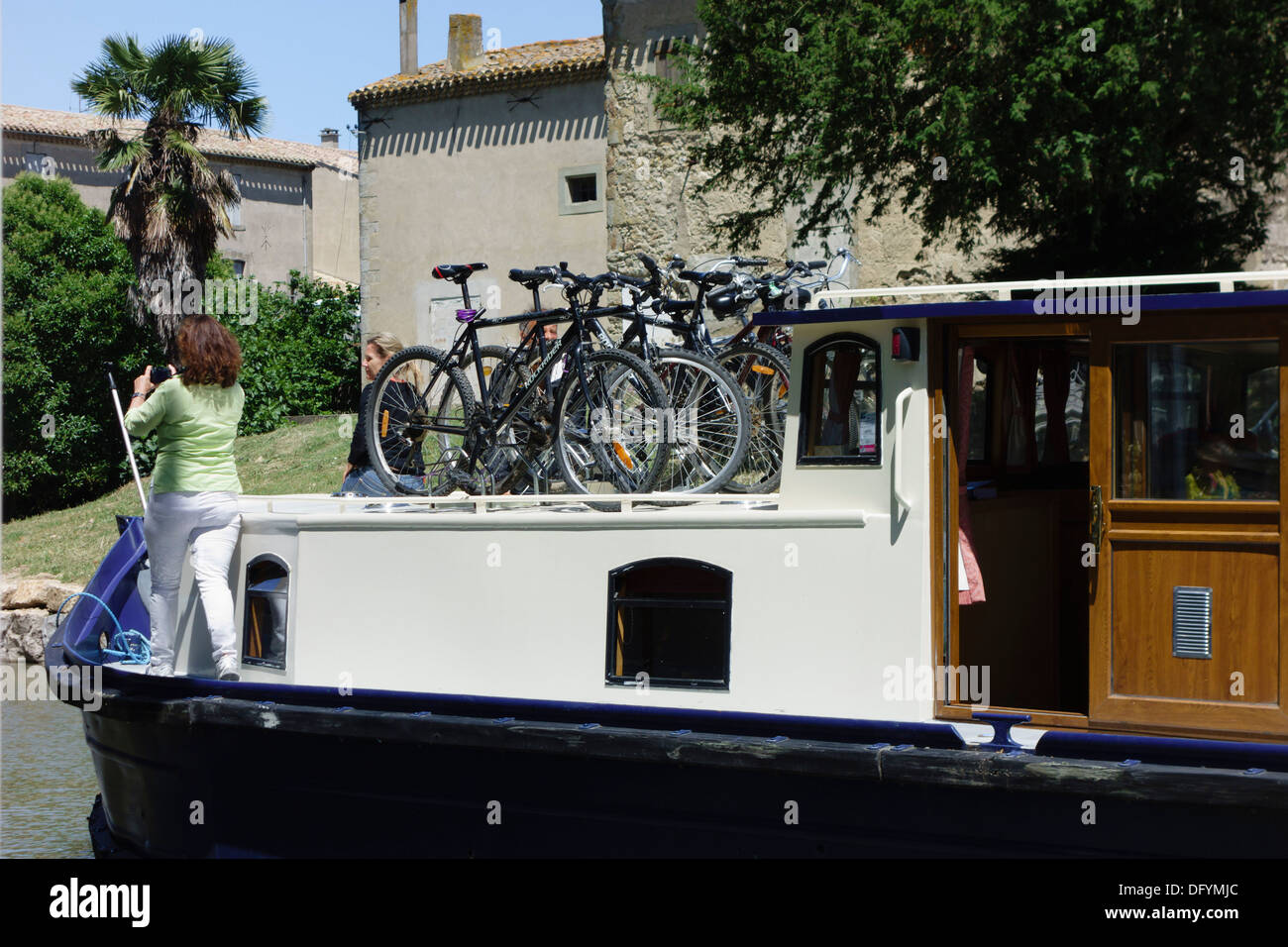 Francia, Aude - Trebes. Alquiler bicicletas en una barcaza en el Canal du  Midi Fotografía de stock - Alamy