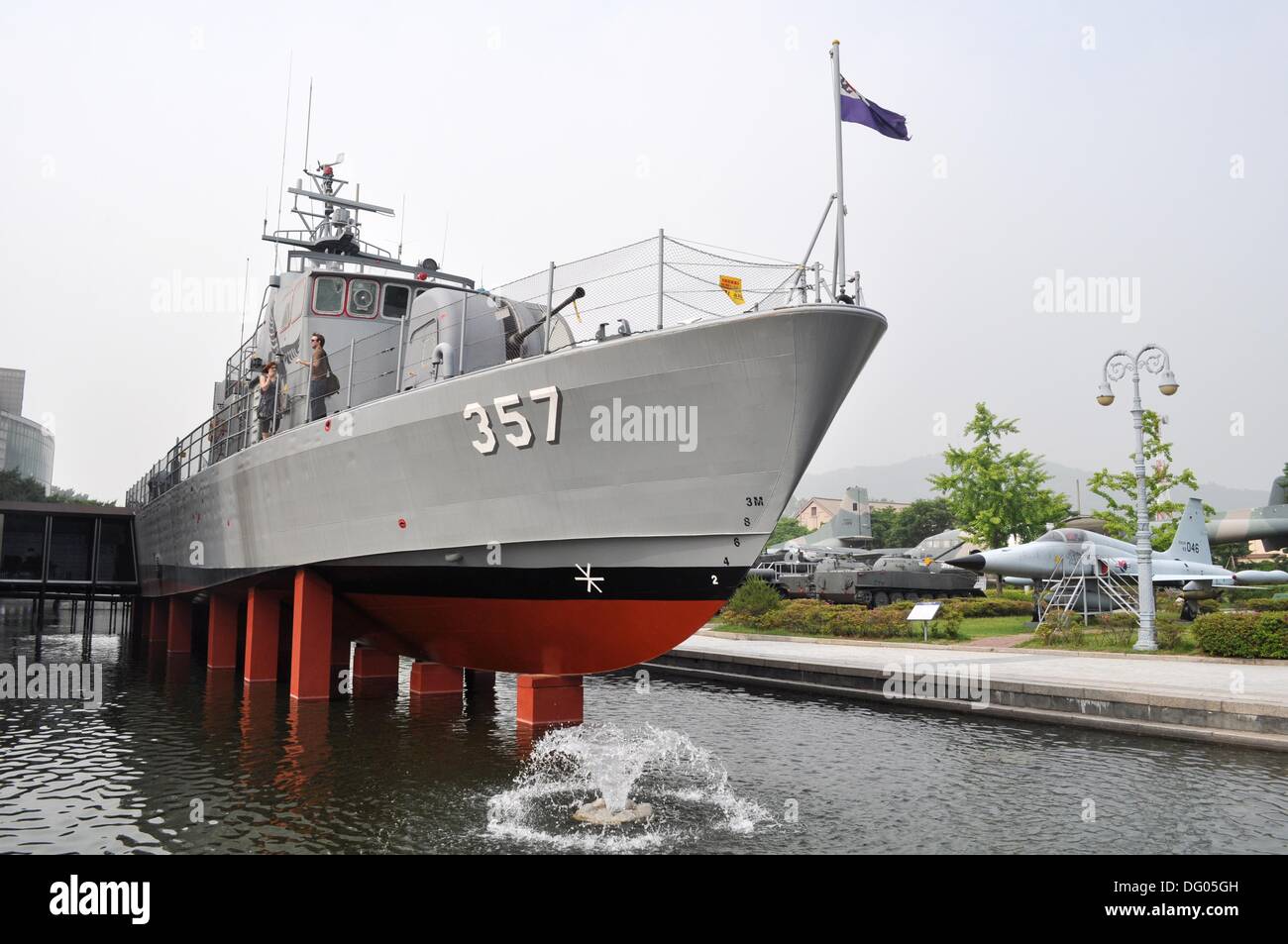 Seúl (Corea del Sur): buque de guerra aparece en el Monumento a los caídos en la guerra de Corea Foto de stock