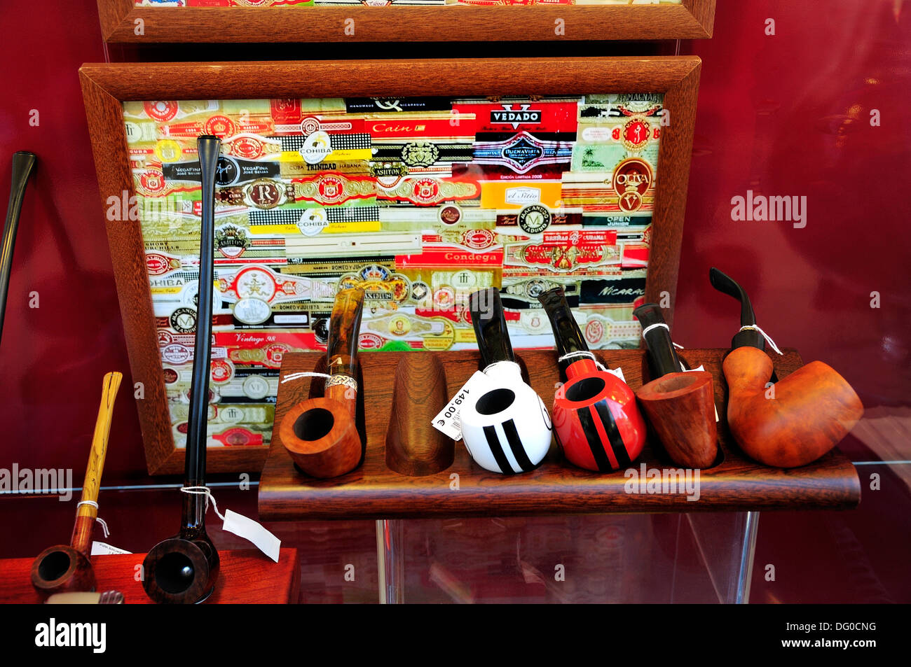 Barcelona, Cataluña, España. Escaparate - tubos y etiquetas de cigarros Foto de stock