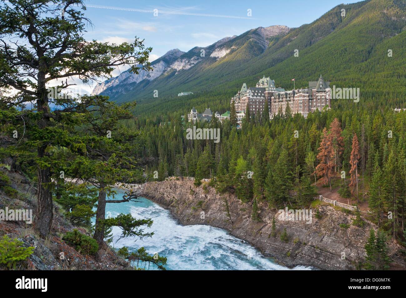 La imponente Banff Springs Hotel con Bow River, Parque Nacional de Banff, Alberta, Canadá Foto de stock