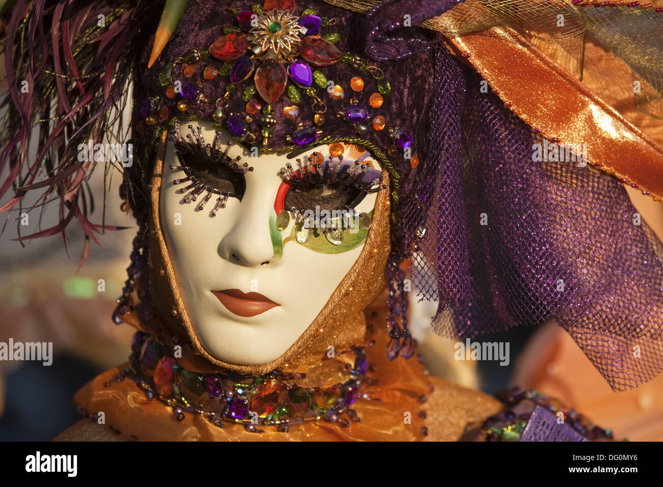 De cerca una persona enmascarada en el Carnaval en Venecia, Italia, Europa Foto de stock