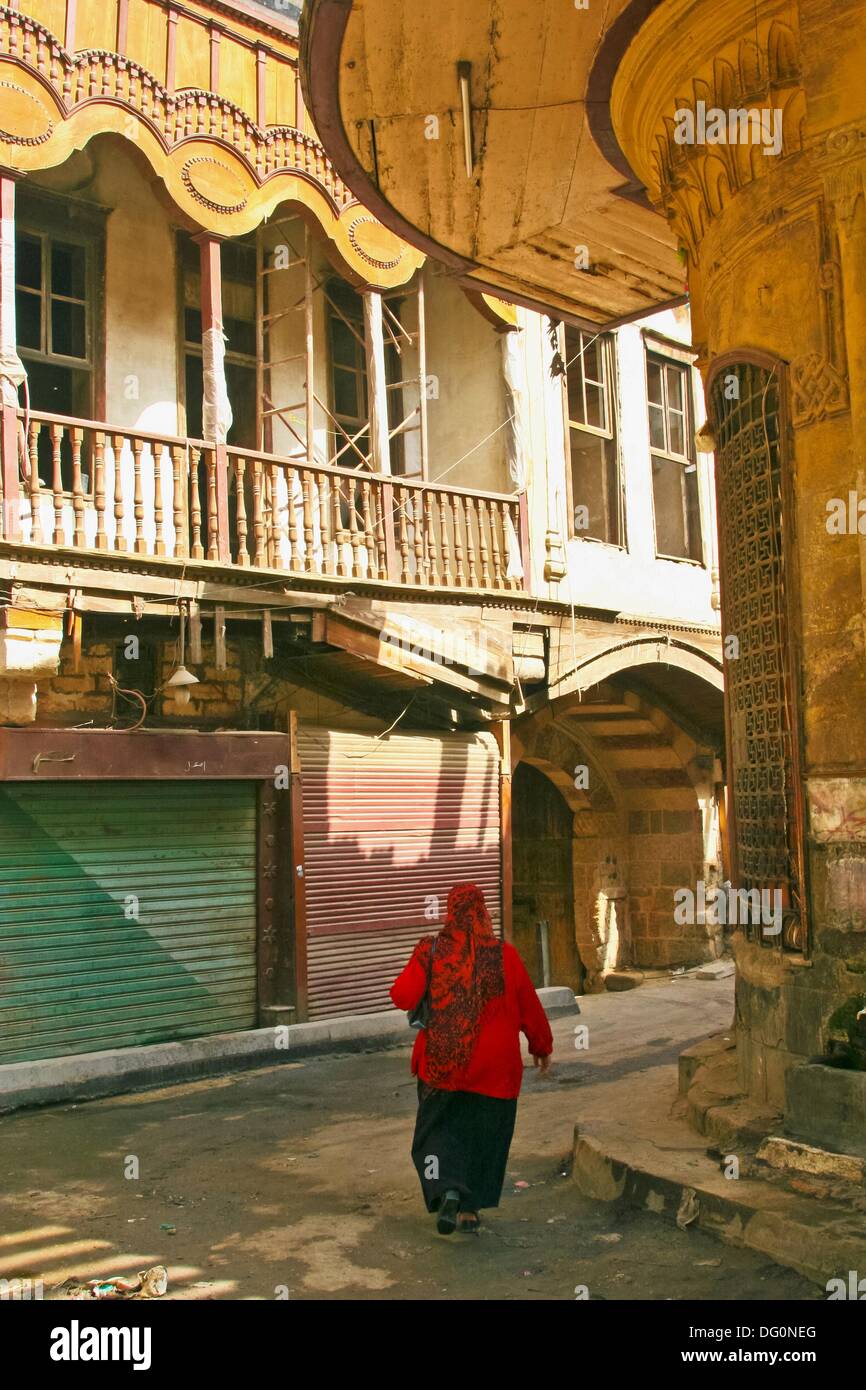 Mujer caminando por el viejo sabil en la ciudad de El Cairo, Egipto Antiguo Foto de stock
