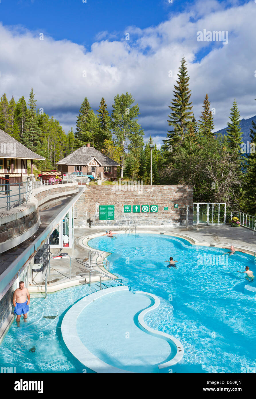 La gente en el agua caliente en el Banff Upper Hot Springs Pool Termas de Banff Banff township Parque Nacional Banff Alberta Canada Foto de stock