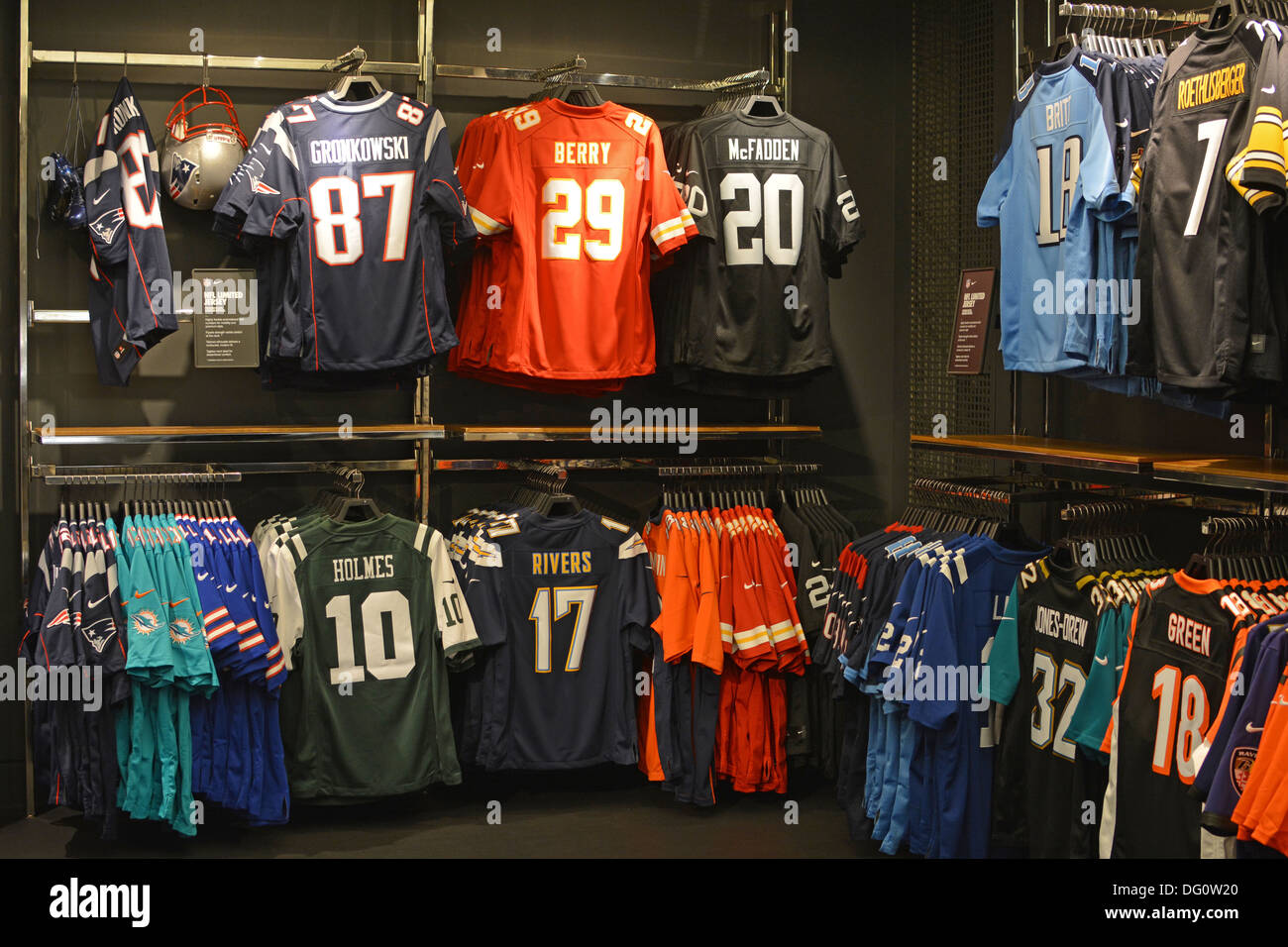 Jugador de fútbol americano de la NFL jerseys para venta en Niketown en  57th Street en Midtown Manhattan, Ciudad de Nueva York Fotografía de stock  - Alamy