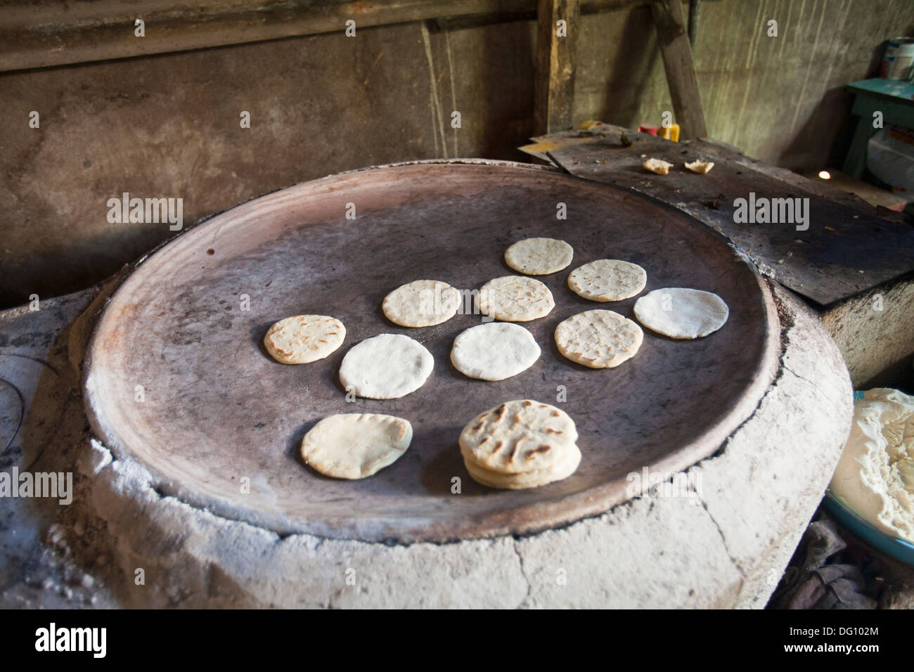Así se preparan las tortillas de maíz en comal de barro con leña.  #tortillasdemaiz #oaxaca 