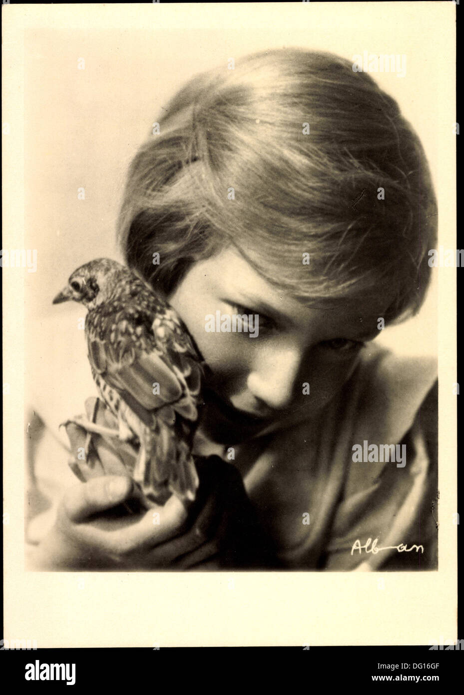 Ak Prinzessin Joséphine Charlotte von Belgien mit Vogel; Foto de stock