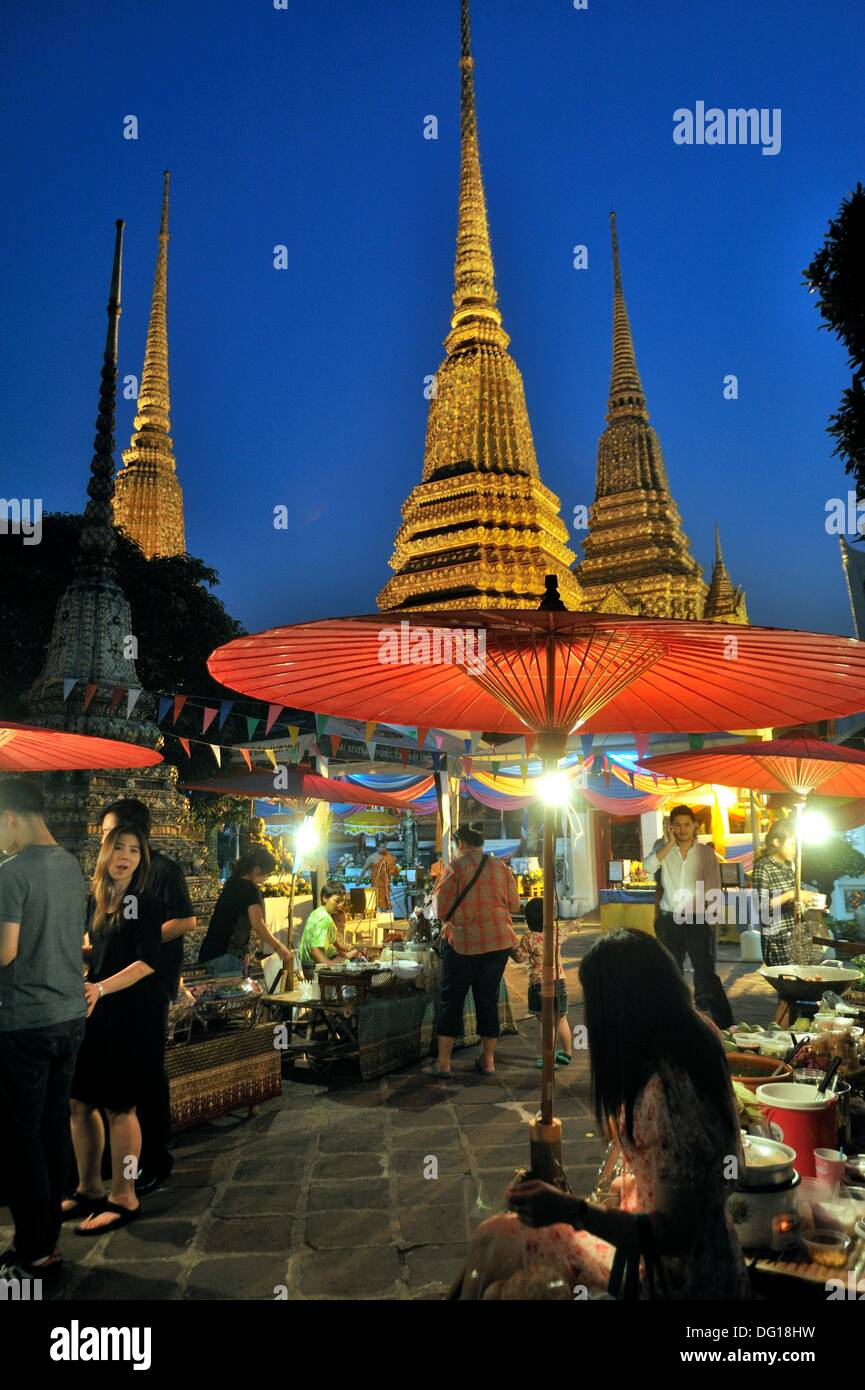 Restaurantes temporales en el monasterio de Wat Pho durante el festival Songkran Bangkok, Tailandia, Asia Foto de stock