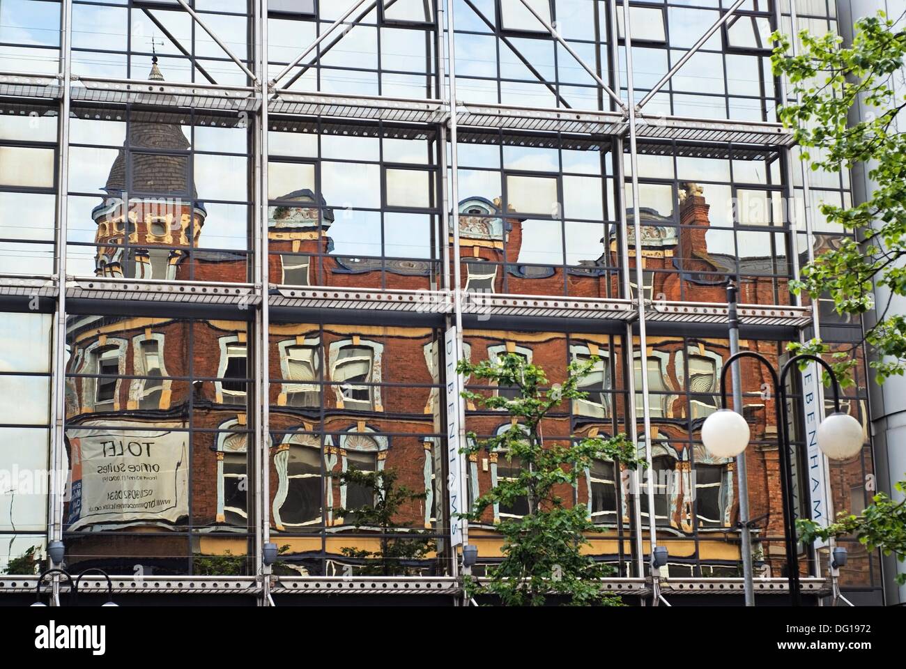 Reflejo de un edificio victoriano con una moderna fachada de cristal, Belfast, Irlanda del Norte, Reino Unido, Europa Occidental Foto de stock