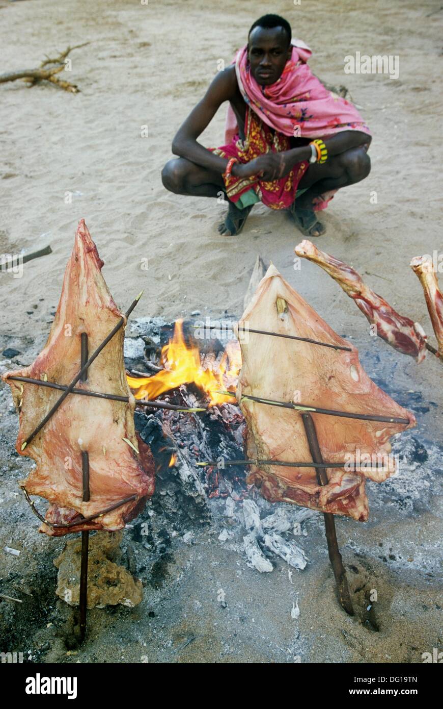 Cocinar la carne en un campamento contra incendios en el monte Kenya, África Oriental Foto de stock
