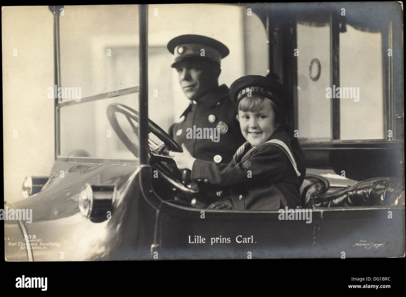 Ak Lille Prins Carl Kleiner Prinz Karl am Steuer eines autos; Foto de stock