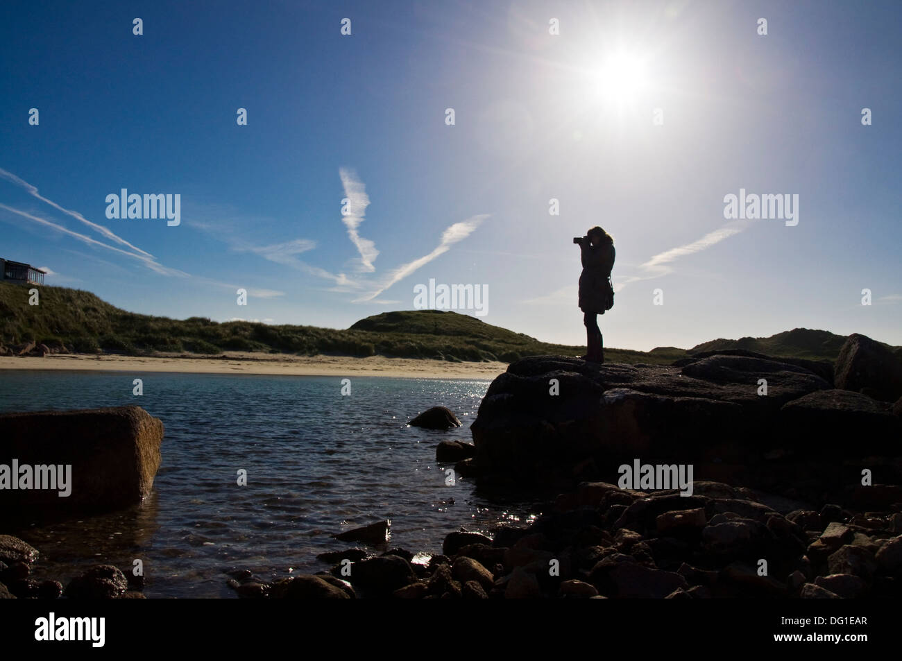 Mujer toma fotografías digitales en Carrickfinn Kincasslagh Donegal, Irlanda Foto de stock