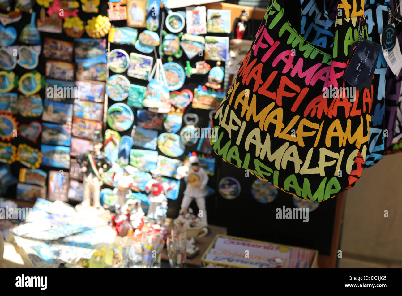 Detalle de la tienda turística en Amalfi, en la región de Campania, Italia, en el Golfo de Salerno, Italia Foto de stock