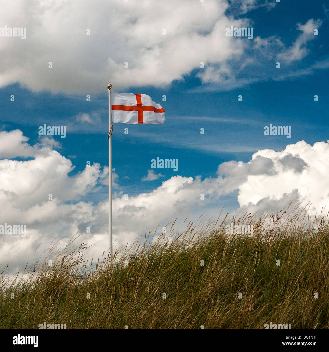 La bandera de San Jorge contra el cielo azul con nubes blancas (formato cuadrado). Foto de stock