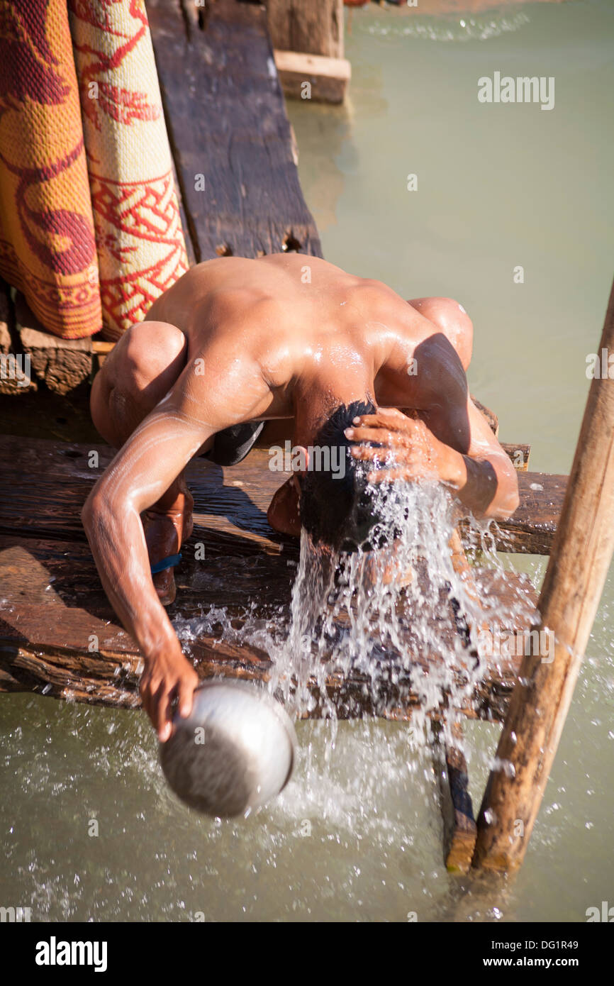 El hombre mismo lavado junto al Lago Inle, Indein Village, cerca de Taunggyi, en el estado de Shan, Myanmar (Birmania) Foto de stock