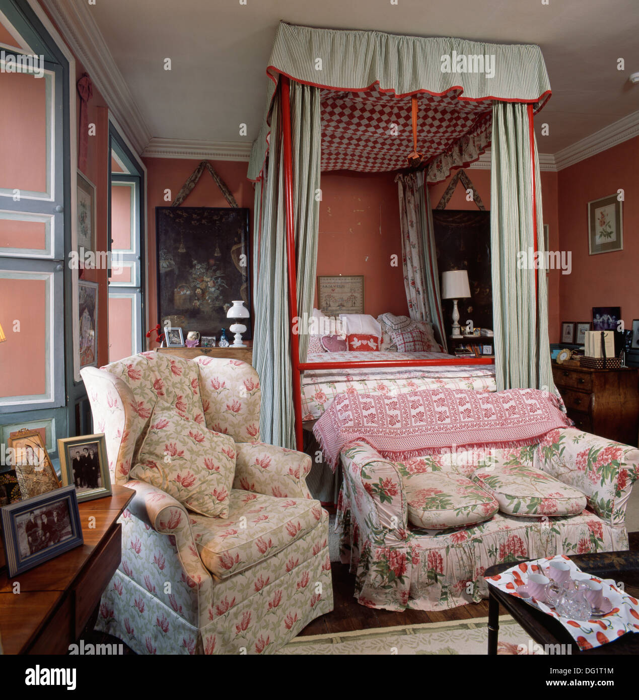 Estilo Dormitorio con cama de matrimonio con cabecero de madera y panel  rojo toile Juoy cortinas Fotografía de stock - Alamy