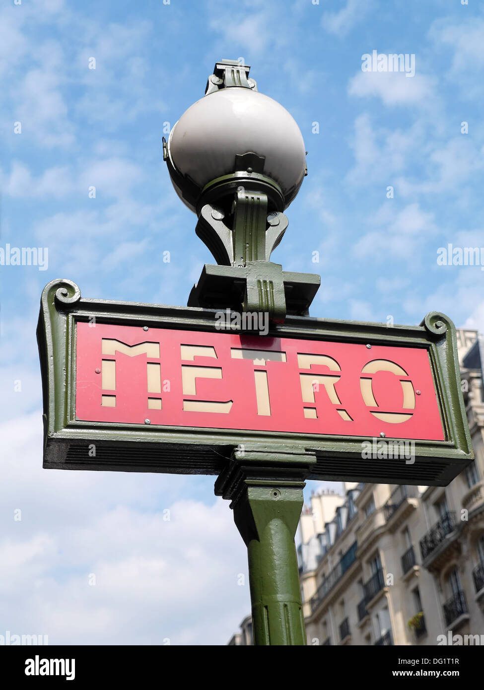 Vintage signo de metro parisino sobre cielo azul Foto de stock